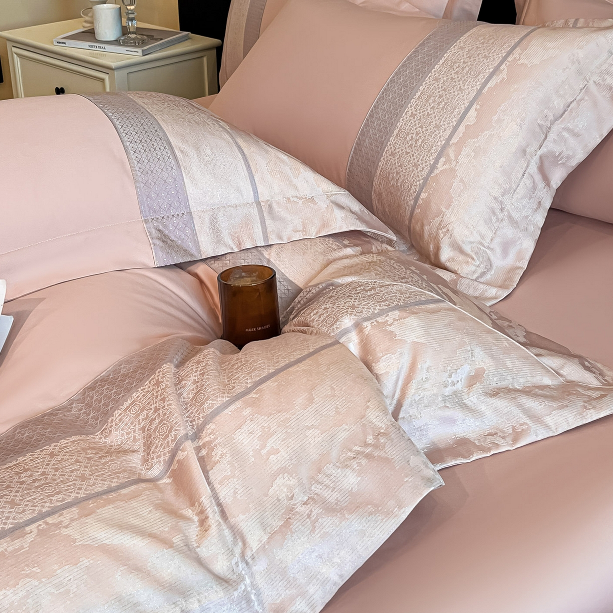 91家纺网 家纺一手货源 找家纺 博纳家纺 2025新款多色色织提花宽边高级简奢款亲肤棉四件套-纸落云烟 纸落云烟-粉玉