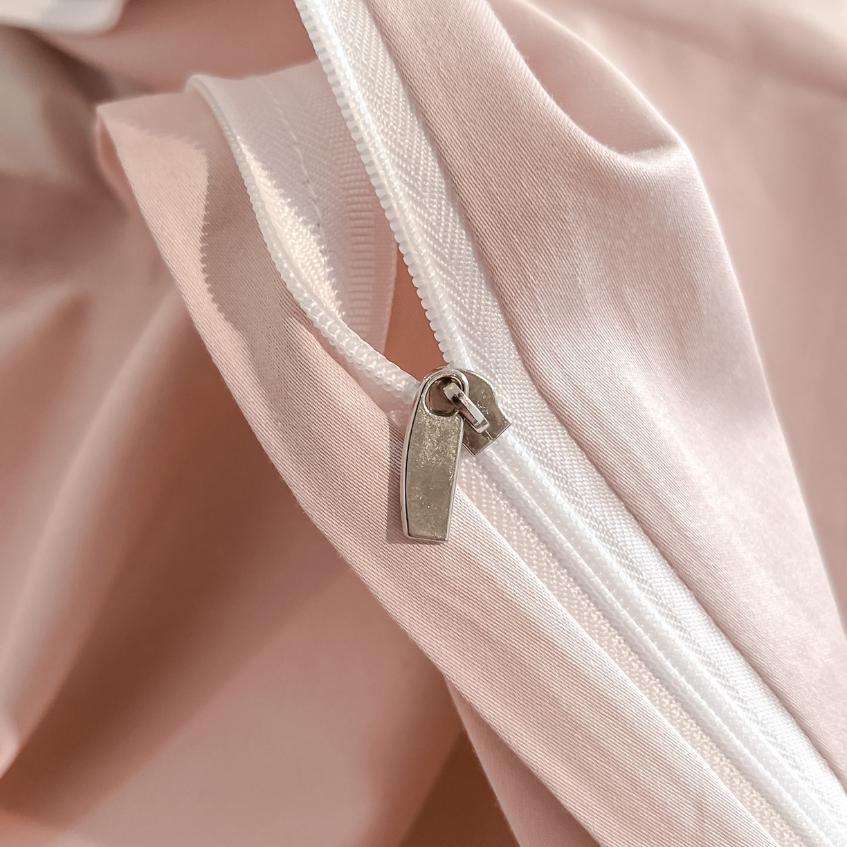 91家纺网 家纺一手货源 找家纺 博纳家纺 2025新款多色色织提花宽边高级简奢款亲肤棉四件套-纸落云烟 纸落云烟-粉玉