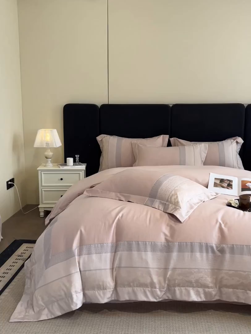 91家纺网 家纺一手货源 找家纺 博纳家纺 2025新款多色色织提花宽边高级简奢款亲肤棉四件套-纸落云烟 纸落云烟-粉玉