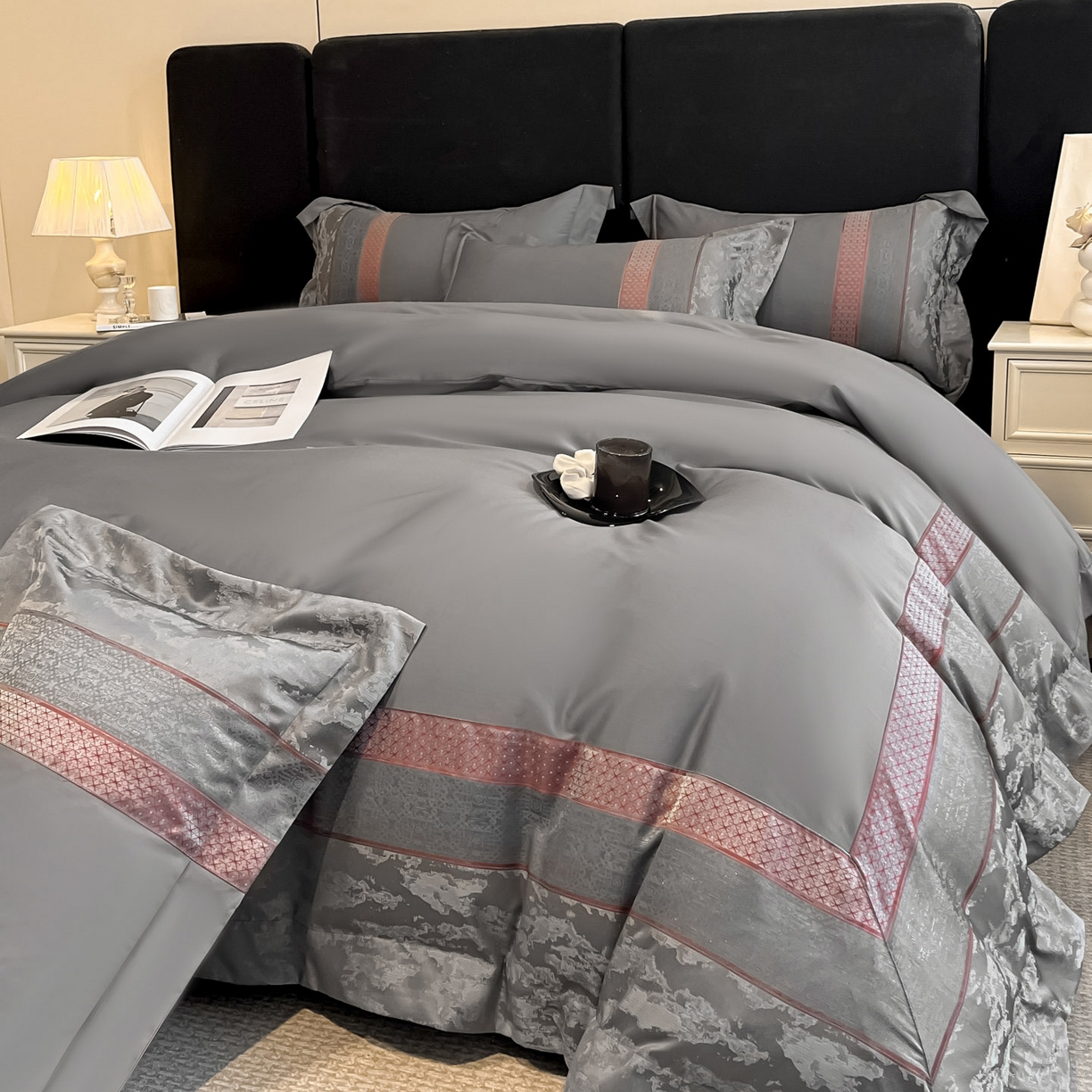 91家纺网 家纺一手货源 找家纺 博纳家纺 2025新款多色色织提花宽边高级简奢款亲肤棉四件套-纸落云烟 纸落云烟-高级灰