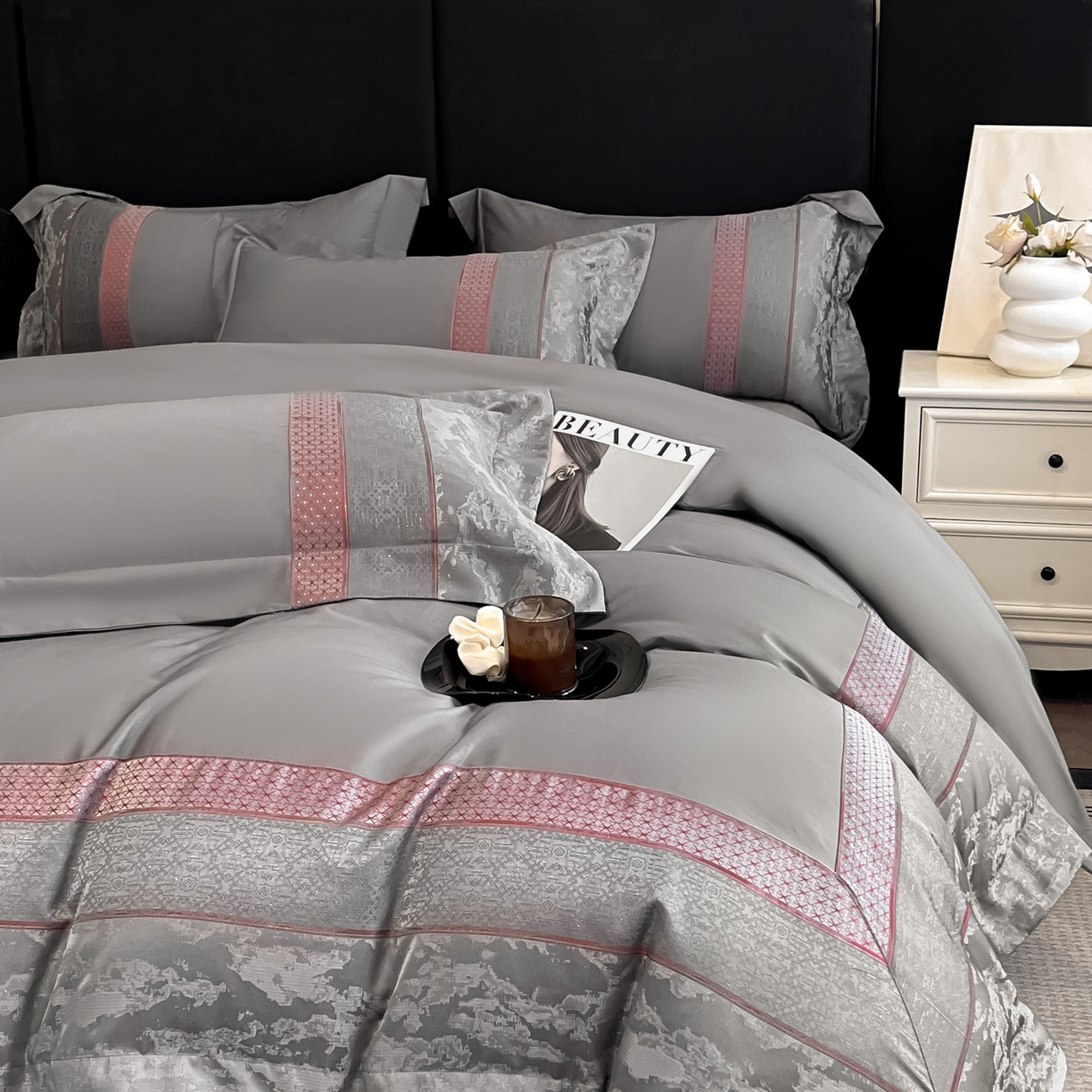 91家纺网 家纺一手货源 找家纺 博纳家纺 2025新款多色色织提花宽边高级简奢款亲肤棉四件套-纸落云烟 纸落云烟-高级灰
