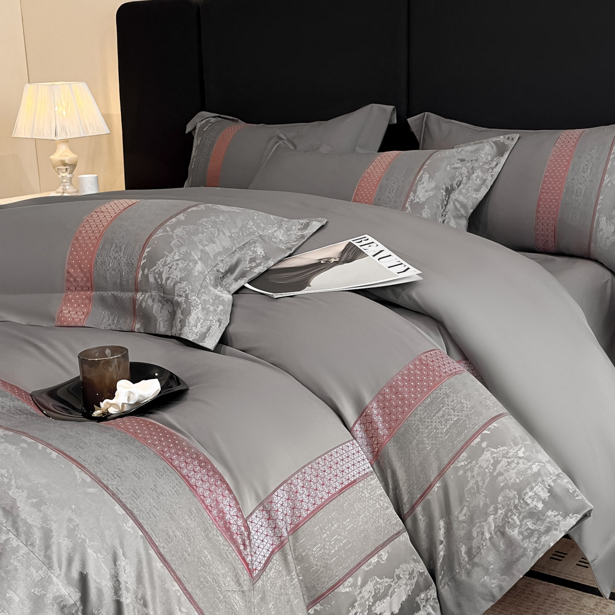 91家纺网 家纺一手货源 找家纺 博纳家纺 2025新款多色色织提花宽边高级简奢款亲肤棉四件套-纸落云烟 纸落云烟-高级灰