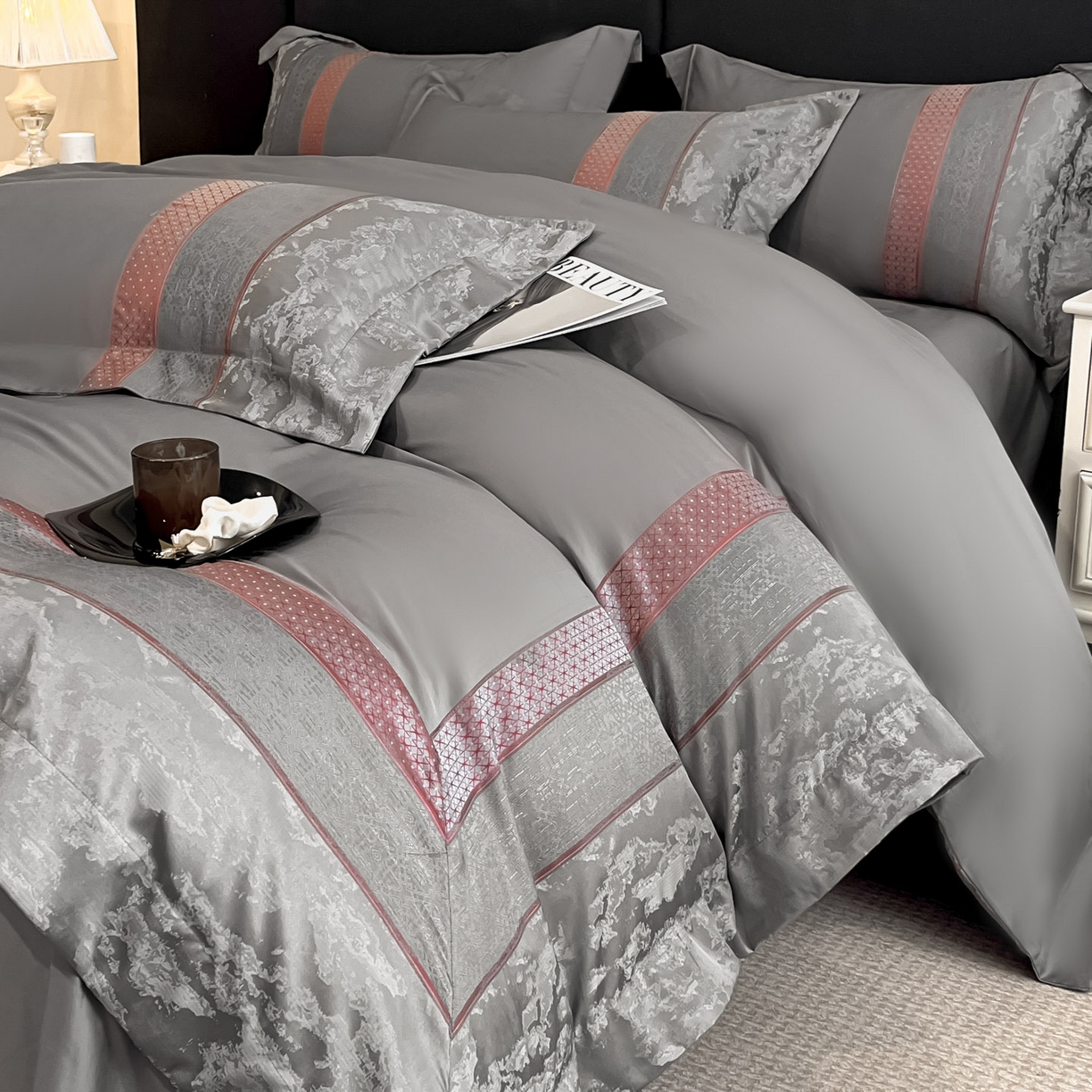 91家纺网 家纺一手货源 找家纺 博纳家纺 2025新款多色色织提花宽边高级简奢款亲肤棉四件套-纸落云烟 纸落云烟-高级灰