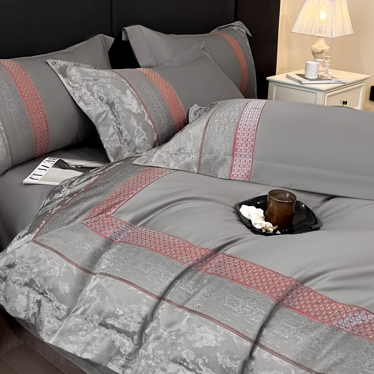 91家纺网 家纺一手货源 找家纺 博纳家纺 2025新款多色色织提花宽边高级简奢款亲肤棉四件套-纸落云烟 纸落云烟-高级灰