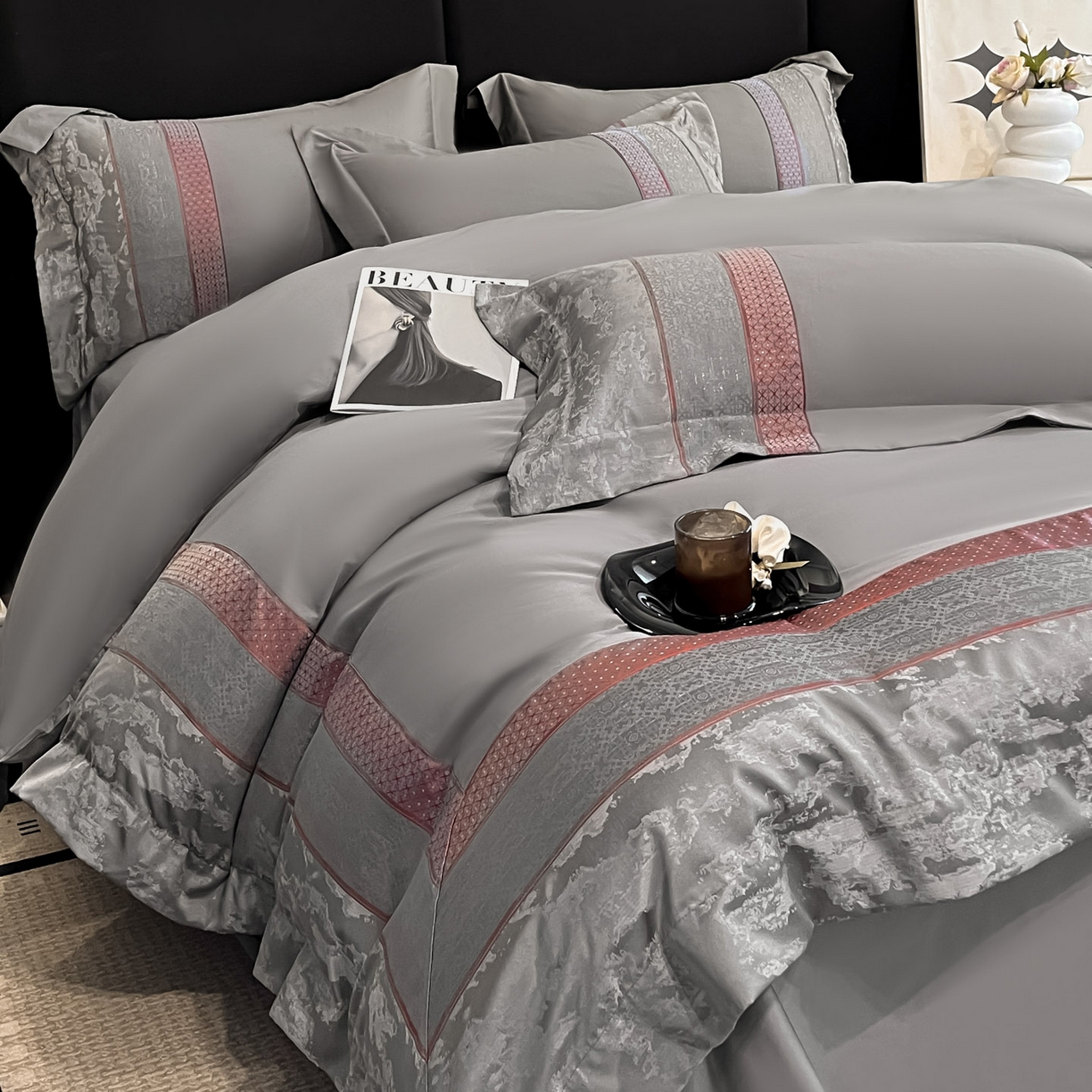 91家纺网 家纺一手货源 找家纺 博纳家纺 2025新款多色色织提花宽边高级简奢款亲肤棉四件套-纸落云烟 纸落云烟-高级灰