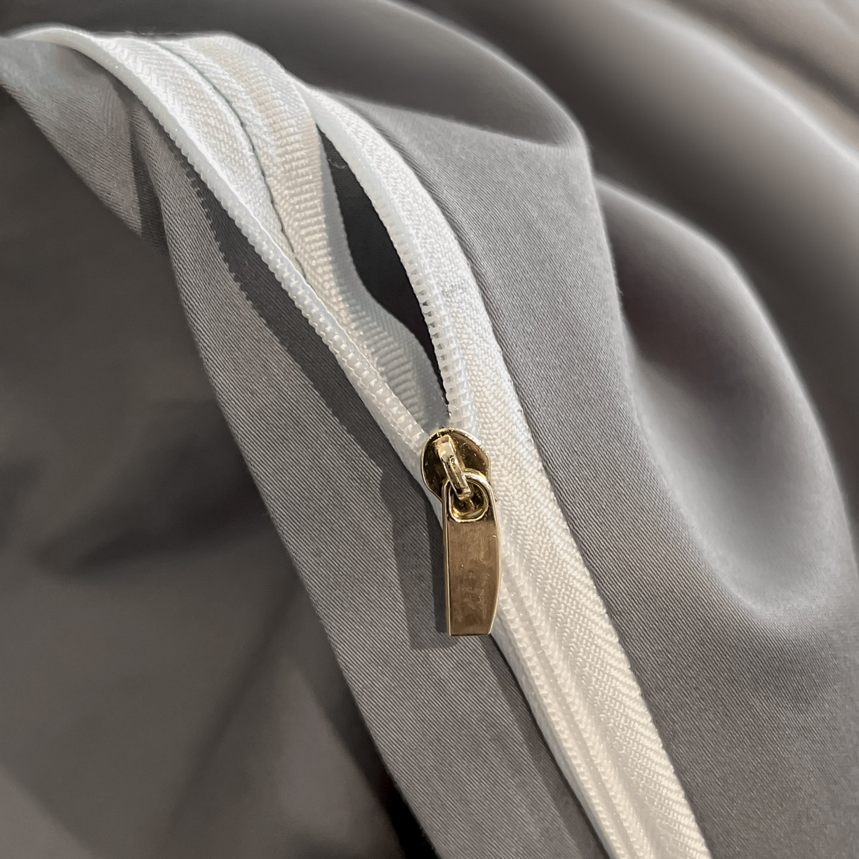 91家纺网 家纺一手货源 找家纺 博纳家纺 2025新款多色色织提花宽边高级简奢款亲肤棉四件套-纸落云烟 纸落云烟-高级灰