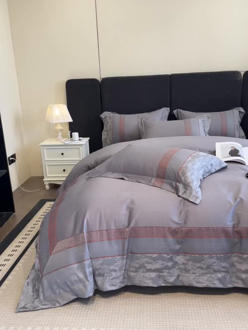 91家纺网 家纺一手货源 找家纺 博纳家纺 2025新款多色色织提花宽边高级简奢款亲肤棉四件套-纸落云烟 纸落云烟-高级灰