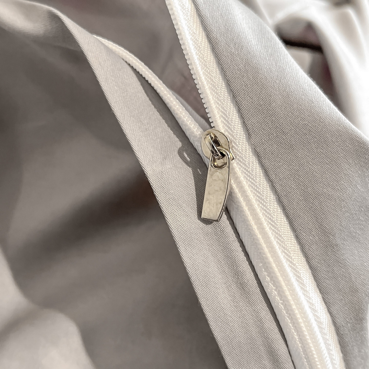 91家纺网 家纺一手货源 找家纺 博纳家纺 2025新款多色色织提花宽边高级简奢款亲肤棉四件套-纸落云烟 纸落云烟-浅灰