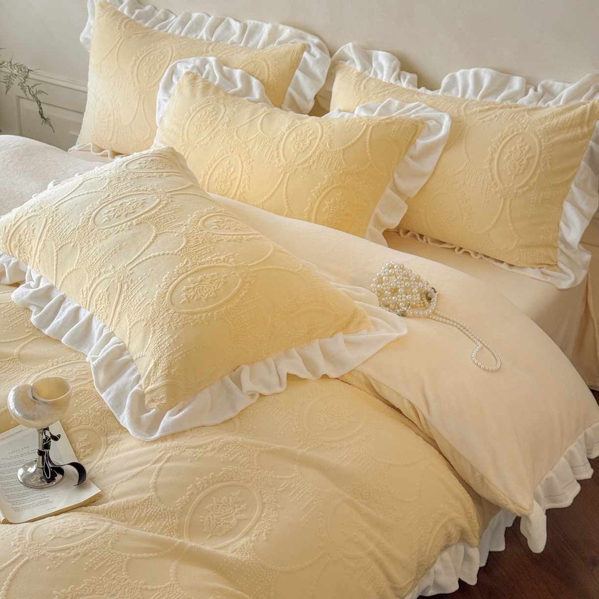 91家纺网 家纺一手货源 找家纺 慕澄家纺 2025新款高克重牛奶绒花边款雕花四件套 珍妮-奶酪黄