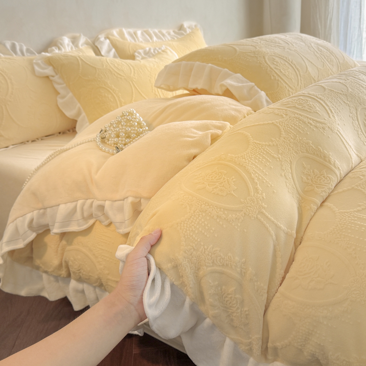 91家纺网 家纺一手货源 找家纺 慕澄家纺 2025新款高克重牛奶绒花边款雕花四件套 珍妮-奶酪黄