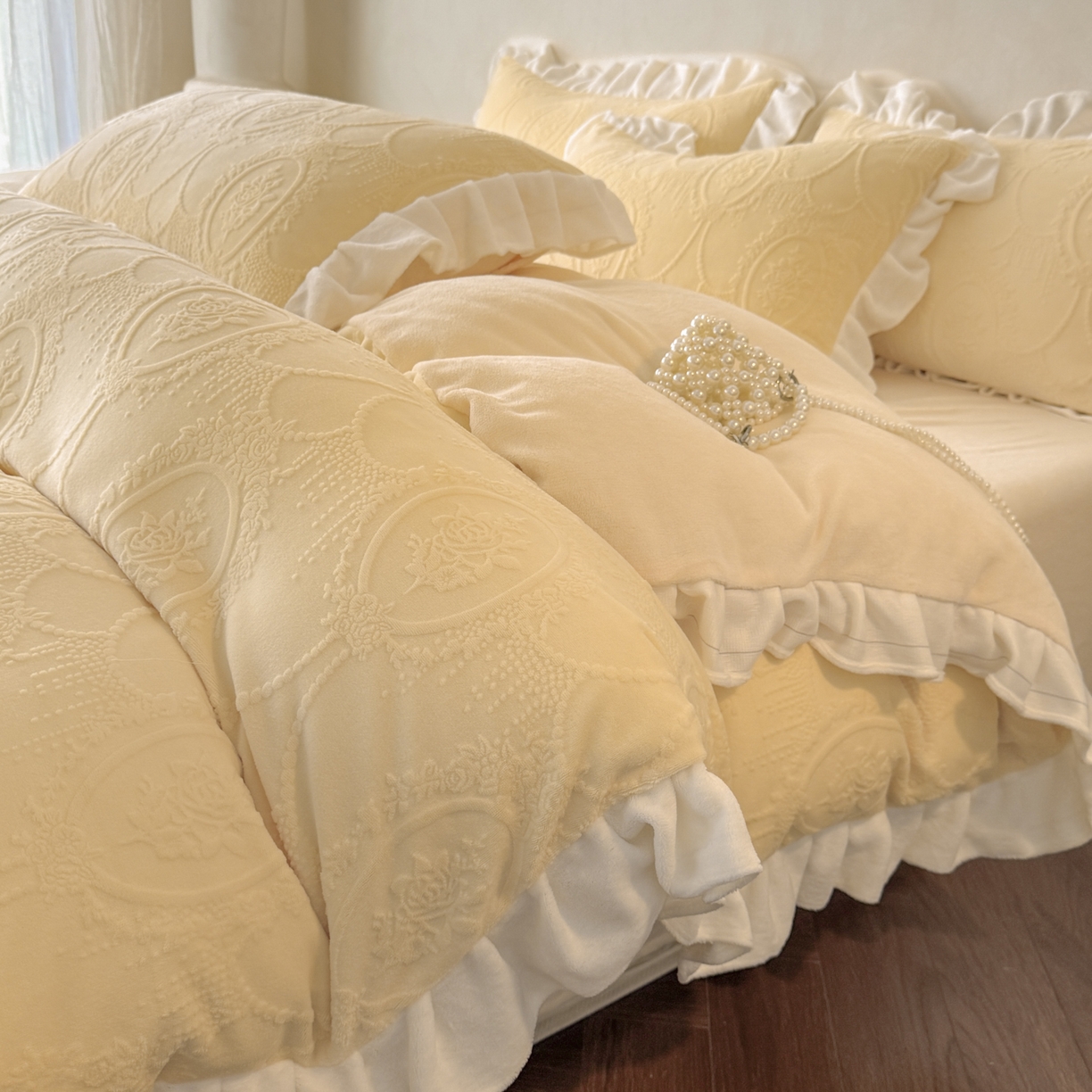 91家纺网 家纺一手货源 找家纺 慕澄家纺 2025新款高克重牛奶绒花边款雕花四件套 珍妮-奶酪黄