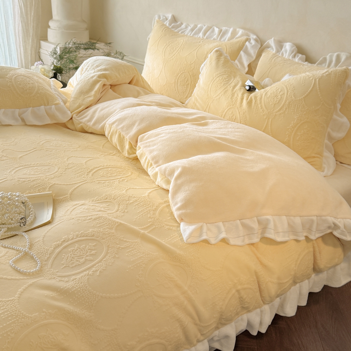 91家纺网 家纺一手货源 找家纺 慕澄家纺 2025新款高克重牛奶绒花边款雕花四件套 珍妮-奶酪黄