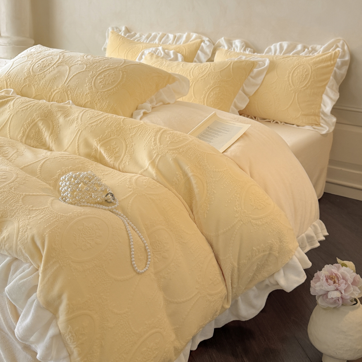 91家纺网 家纺一手货源 找家纺 慕澄家纺 2025新款高克重牛奶绒花边款雕花四件套 珍妮-奶酪黄