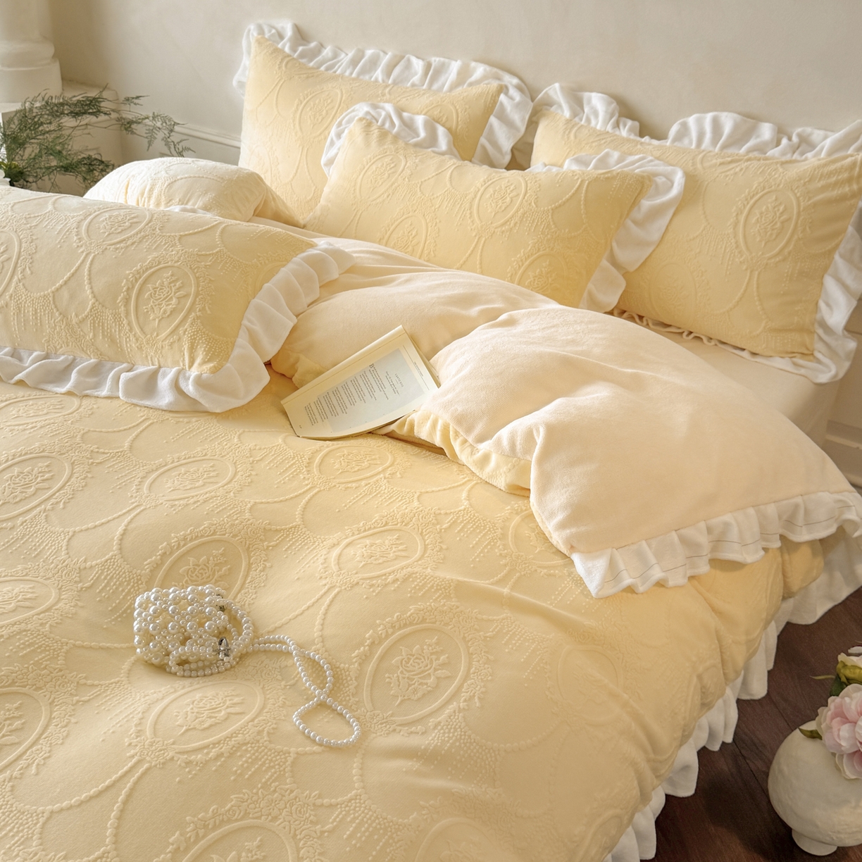 91家纺网 家纺一手货源 找家纺 慕澄家纺 2025新款高克重牛奶绒花边款雕花四件套 珍妮-奶酪黄