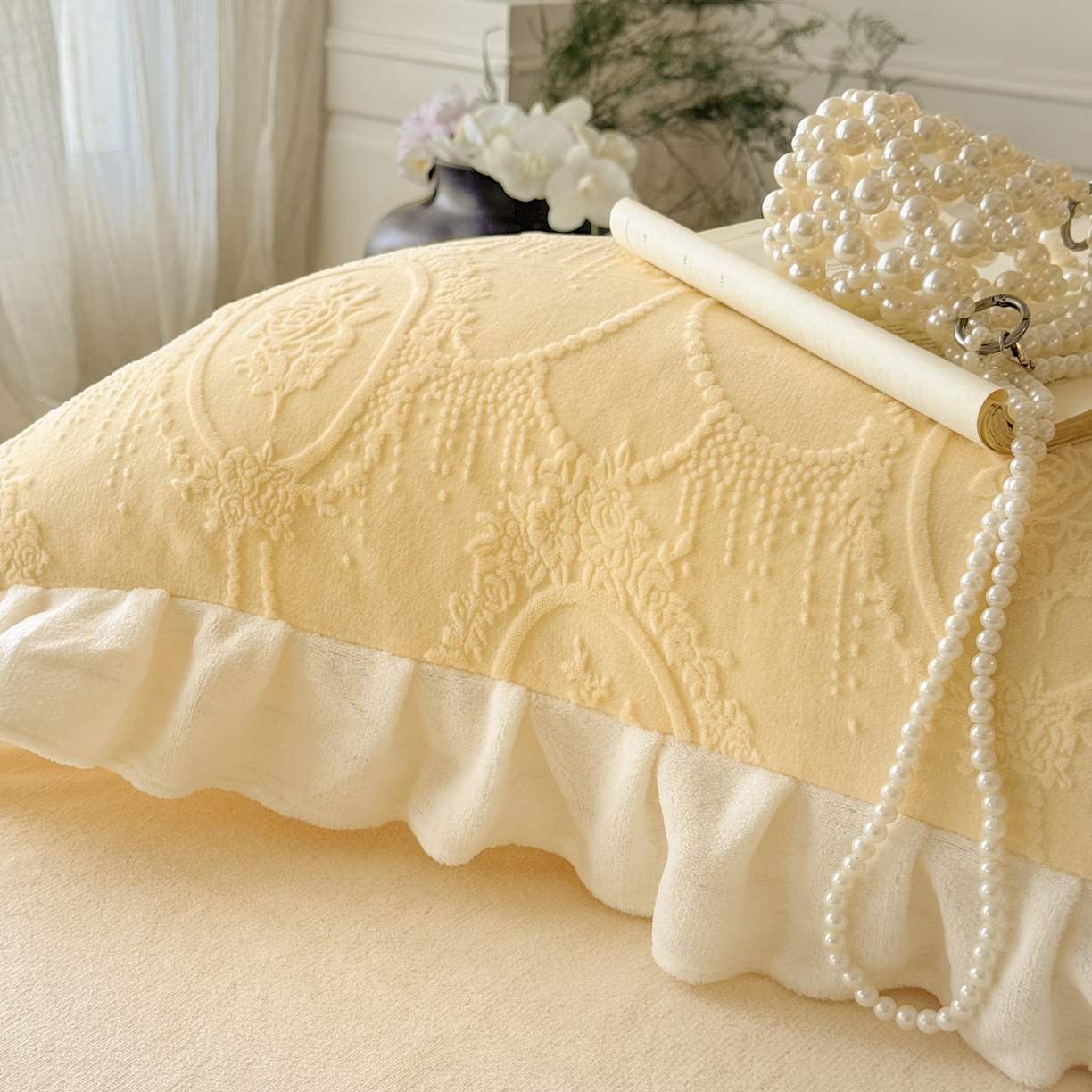 91家纺网 家纺一手货源 找家纺 慕澄家纺 2025新款高克重牛奶绒花边款雕花四件套 珍妮-奶酪黄