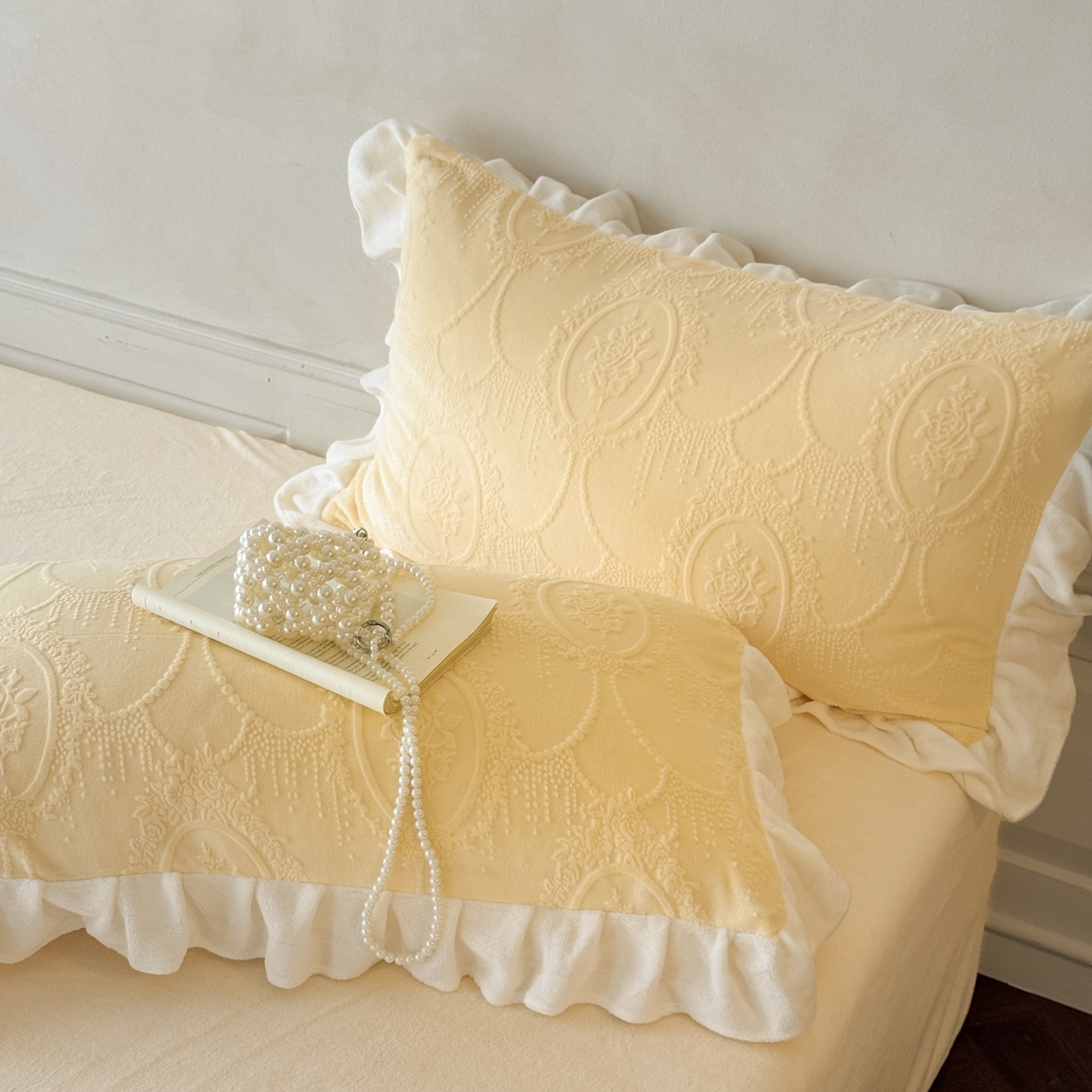 91家纺网 家纺一手货源 找家纺 慕澄家纺 2025新款高克重牛奶绒花边款雕花四件套 珍妮-奶酪黄