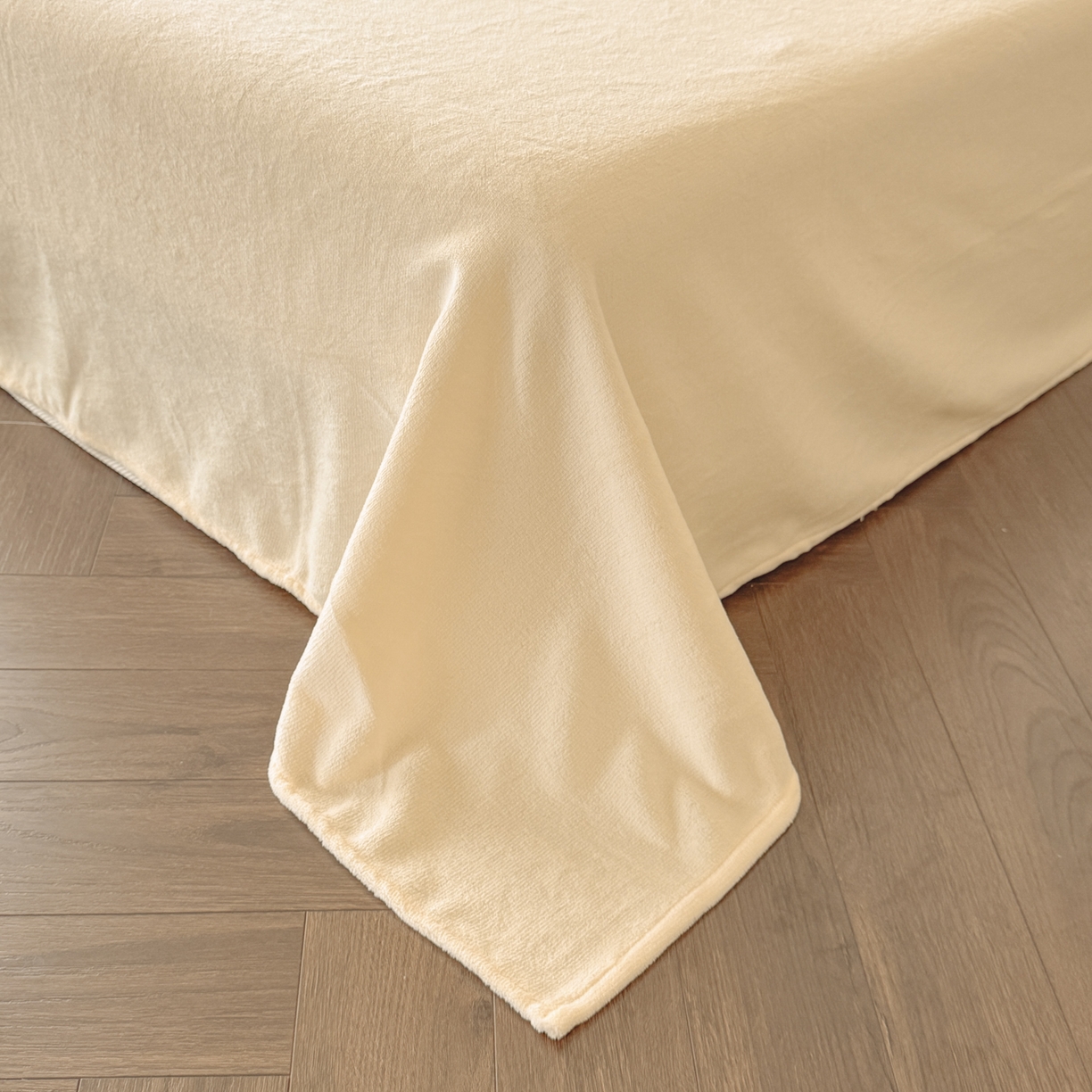 91家纺网 家纺一手货源 找家纺 慕澄家纺 2025新款高克重牛奶绒花边款雕花四件套 珍妮-奶酪黄