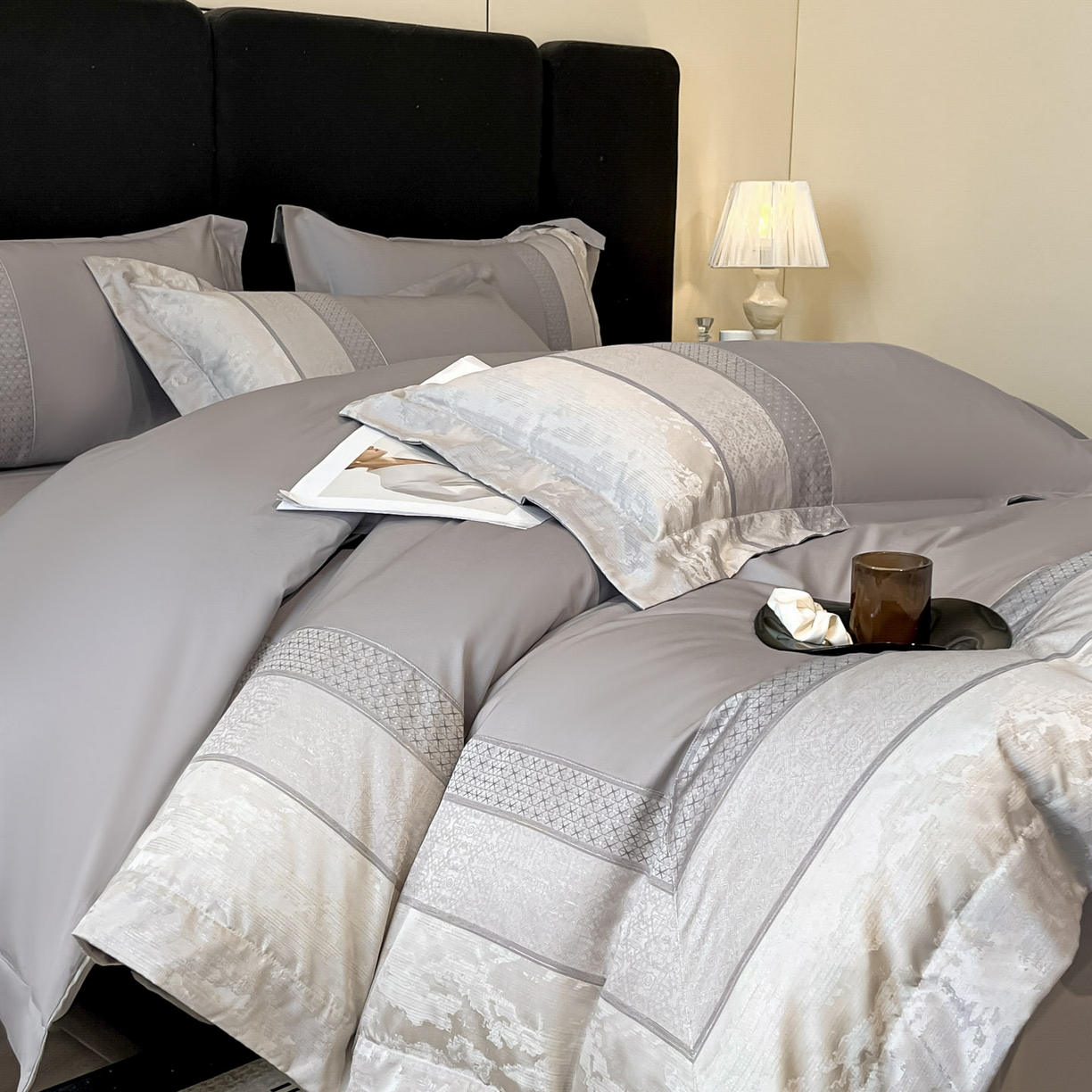 91家纺网 家纺一手货源 找家纺 博纳家纺 2025新款多色色织提花宽边高级简奢款亲肤棉四件套-纸落云烟 纸落云烟-浅灰