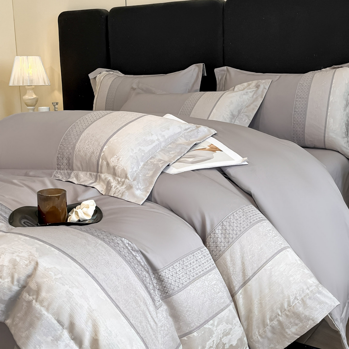 91家纺网 家纺一手货源 找家纺 博纳家纺 2025新款多色色织提花宽边高级简奢款亲肤棉四件套-纸落云烟 纸落云烟-浅灰