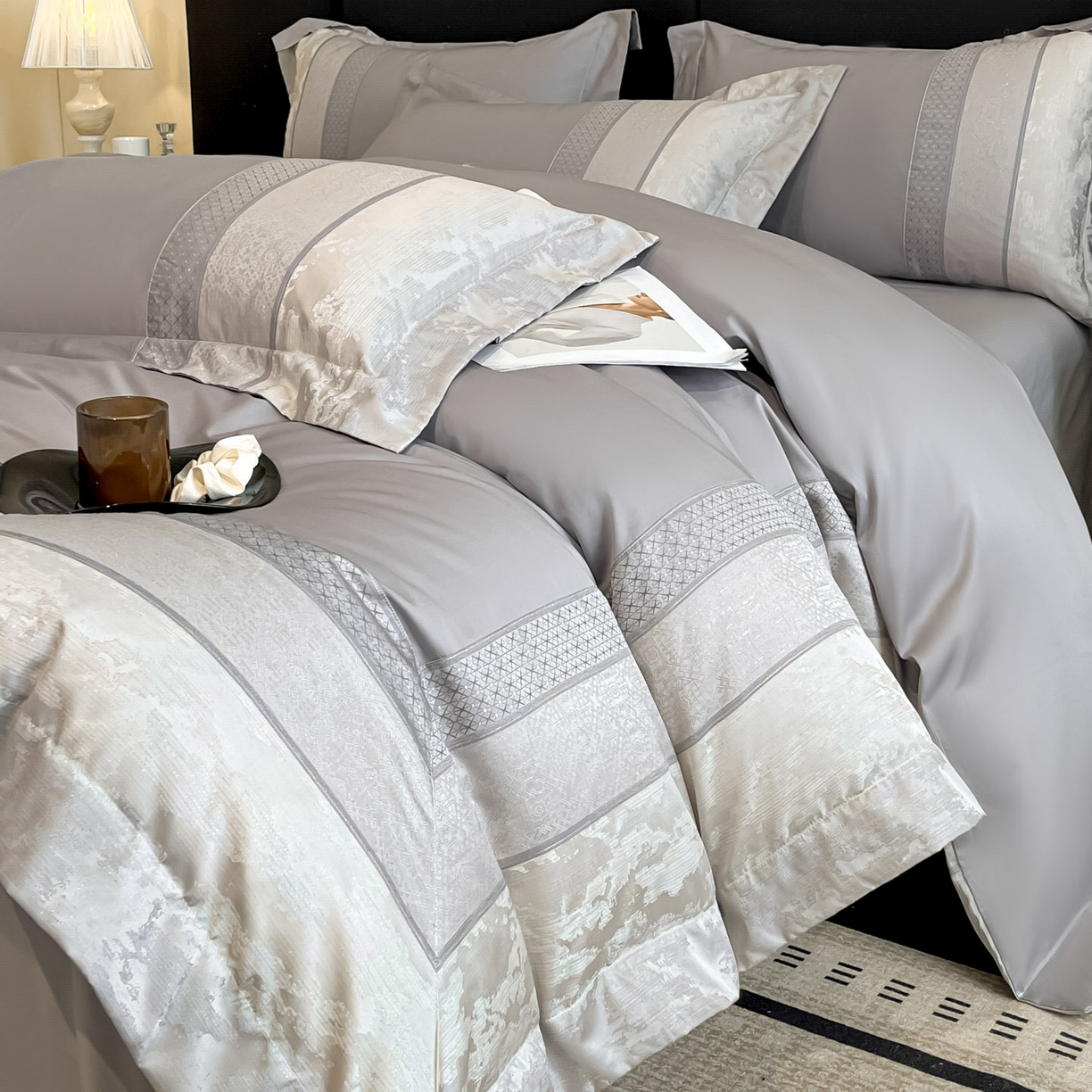 91家纺网 家纺一手货源 找家纺 博纳家纺 2025新款多色色织提花宽边高级简奢款亲肤棉四件套-纸落云烟 纸落云烟-浅灰