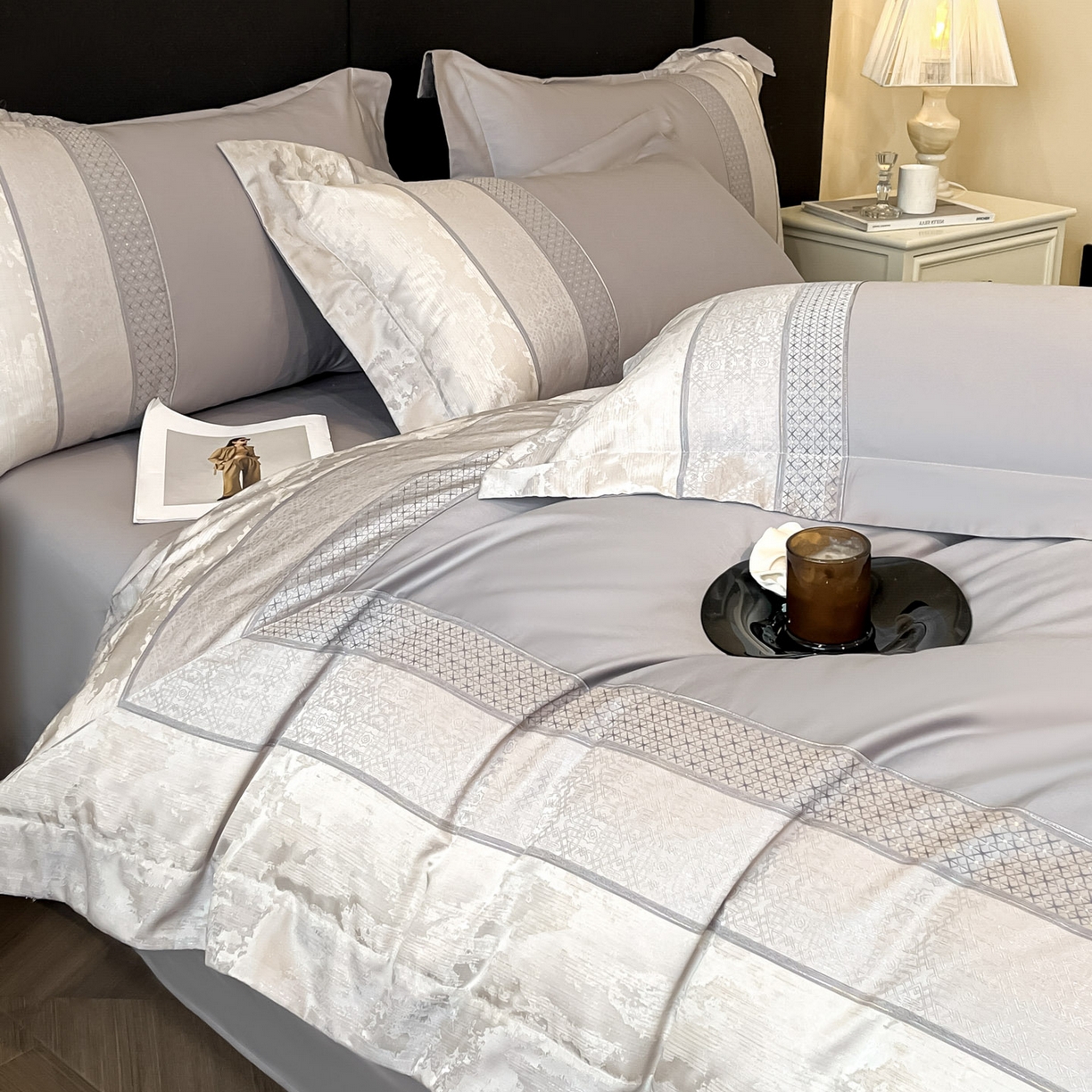 91家纺网 家纺一手货源 找家纺 博纳家纺 2025新款多色色织提花宽边高级简奢款亲肤棉四件套-纸落云烟 纸落云烟-浅灰