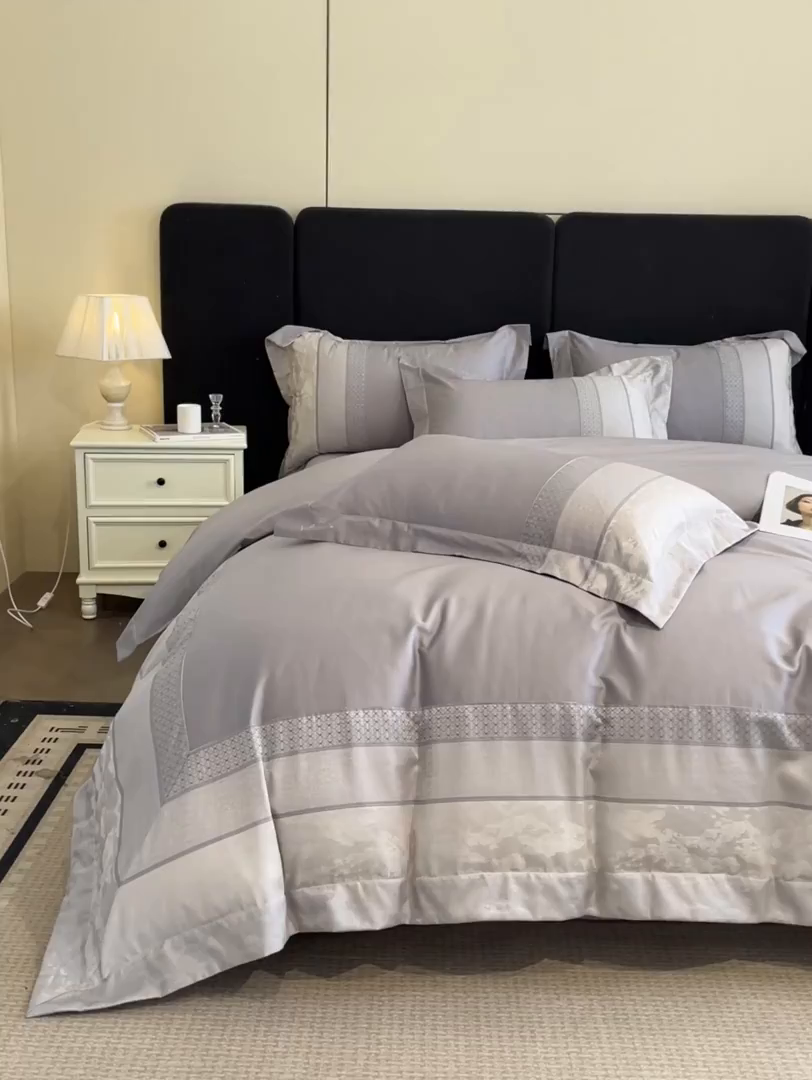 91家纺网 家纺一手货源 找家纺 博纳家纺 2025新款多色色织提花宽边高级简奢款亲肤棉四件套-纸落云烟 纸落云烟-浅灰