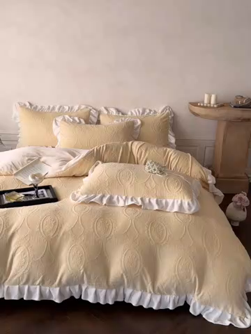 91家纺网 家纺一手货源 找家纺 慕澄家纺 2025新款高克重牛奶绒花边款雕花四件套 珍妮-奶酪黄