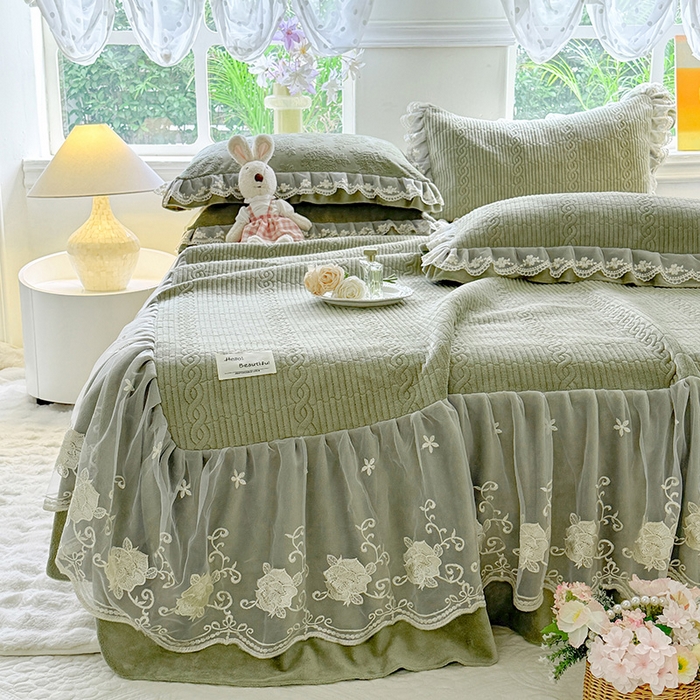 91家纺网 家纺一手货源 找家纺 美达家纺 2025新款牛奶绒纯色夹棉床裙 牛奶绒夹棉床裙-绿