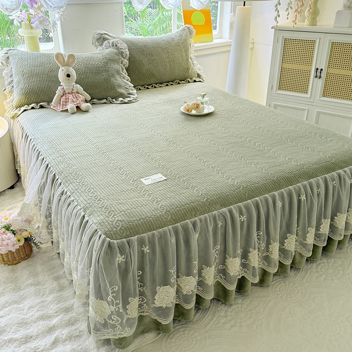 91家纺网 家纺一手货源 找家纺 美达家纺 2025新款牛奶绒纯色夹棉床裙 牛奶绒夹棉床裙-绿