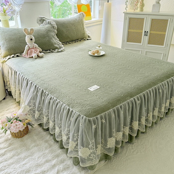 91家纺网 家纺一手货源 找家纺 美达家纺 2025新款牛奶绒纯色夹棉床裙 牛奶绒夹棉床裙-绿