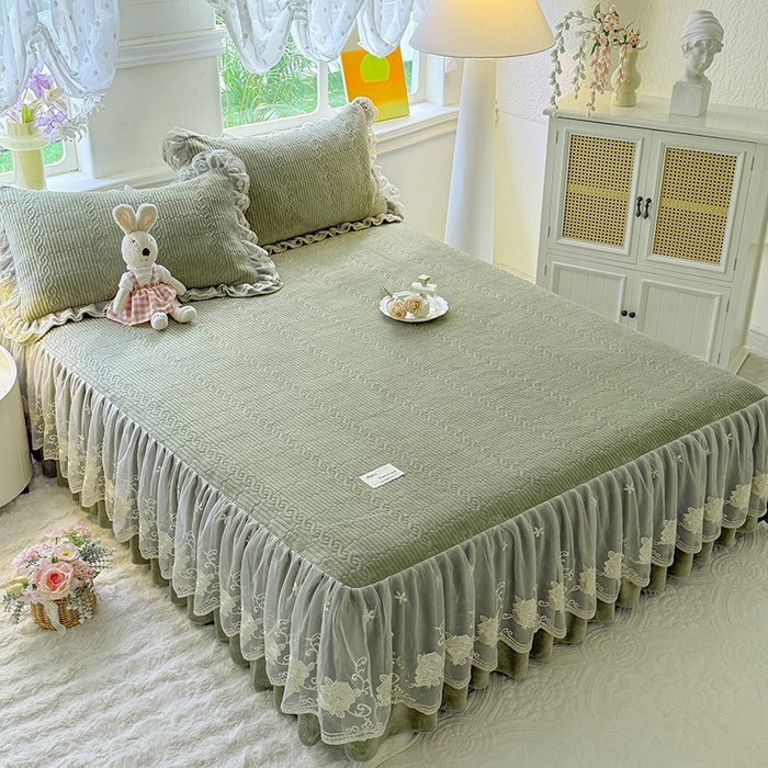 91家纺网 家纺一手货源 找家纺 美达家纺 2025新款牛奶绒纯色夹棉床裙 牛奶绒夹棉床裙-绿