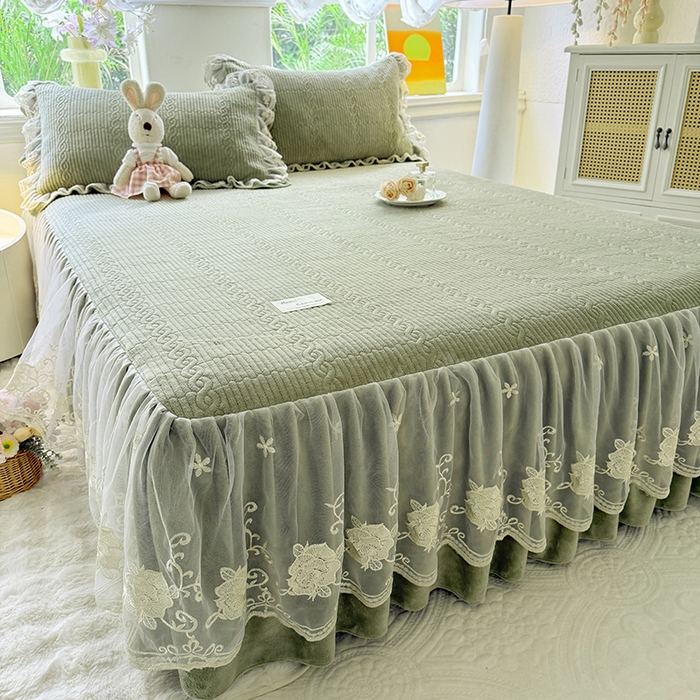 91家纺网 家纺一手货源 找家纺 美达家纺 2025新款牛奶绒纯色夹棉床裙 牛奶绒夹棉床裙-绿