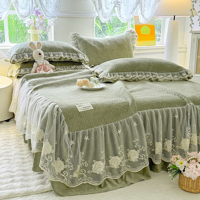 91家纺网 家纺一手货源 找家纺 美达家纺 2025新款牛奶绒纯色夹棉床裙 牛奶绒夹棉床裙-绿