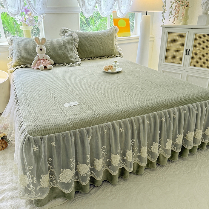 91家纺网 家纺一手货源 找家纺 美达家纺 2025新款牛奶绒纯色夹棉床裙 牛奶绒夹棉床裙-绿