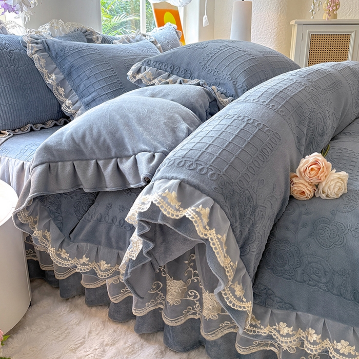 91家纺网 家纺一手货源 找家纺 美达家纺 2025新款牛奶绒纯色夹棉床裙 牛奶绒夹棉床裙-雾蓝