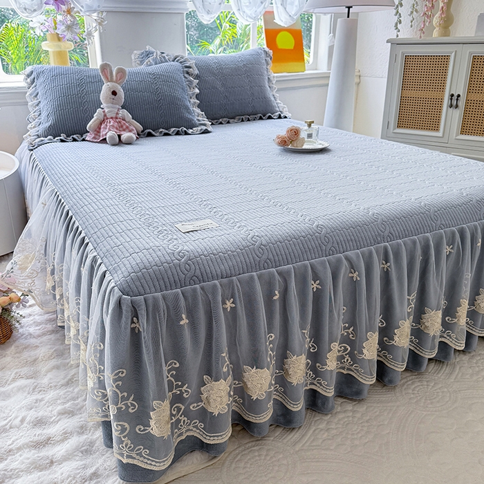 91家纺网 家纺一手货源 找家纺 美达家纺 2025新款牛奶绒纯色夹棉床裙 牛奶绒夹棉床裙-雾蓝