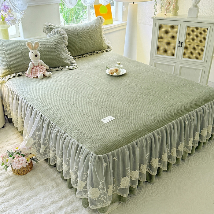 91家纺网 家纺一手货源 找家纺 美达家纺 2025新款牛奶绒纯色夹棉床裙 牛奶绒夹棉床裙-绿