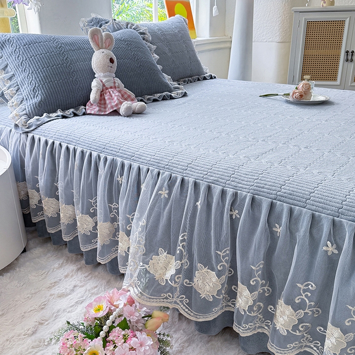 91家纺网 家纺一手货源 找家纺 美达家纺 2025新款牛奶绒纯色夹棉床裙 牛奶绒夹棉床裙-雾蓝