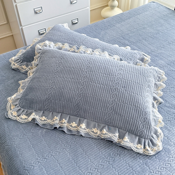 91家纺网 家纺一手货源 找家纺 美达家纺 2025新款牛奶绒纯色夹棉床裙 牛奶绒夹棉床裙-雾蓝