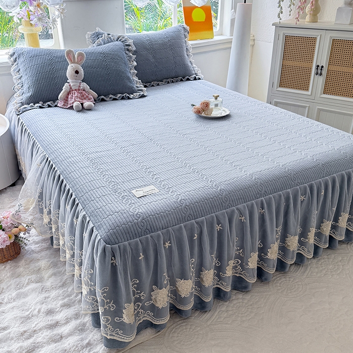 91家纺网 家纺一手货源 找家纺 美达家纺 2025新款牛奶绒纯色夹棉床裙 牛奶绒夹棉床裙-雾蓝