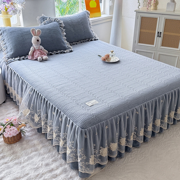 91家纺网 家纺一手货源 找家纺 美达家纺 2025新款牛奶绒纯色夹棉床裙 牛奶绒夹棉床裙-雾蓝