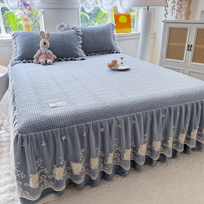 91家纺网 家纺一手货源 找家纺 美达家纺 2025新款牛奶绒纯色夹棉床裙 牛奶绒夹棉床裙-雾蓝