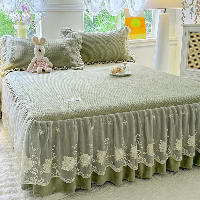 91家纺网 家纺一手货源 找家纺 美达家纺 2025新款牛奶绒纯色夹棉床裙 牛奶绒夹棉床裙-绿