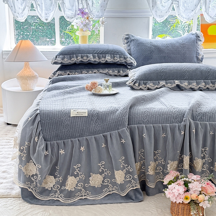 91家纺网 家纺一手货源 找家纺 美达家纺 2025新款牛奶绒纯色夹棉床裙 牛奶绒夹棉床裙-雾蓝