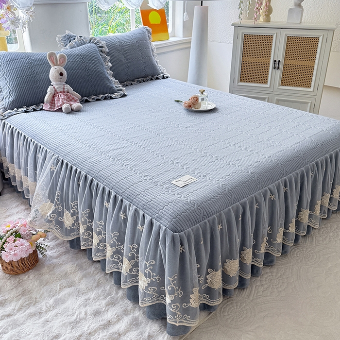 91家纺网 家纺一手货源 找家纺 美达家纺 2025新款牛奶绒纯色夹棉床裙 牛奶绒夹棉床裙-雾蓝