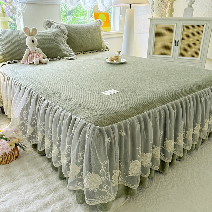 91家纺网 家纺一手货源 找家纺 美达家纺 2025新款牛奶绒纯色夹棉床裙 牛奶绒夹棉床裙-绿