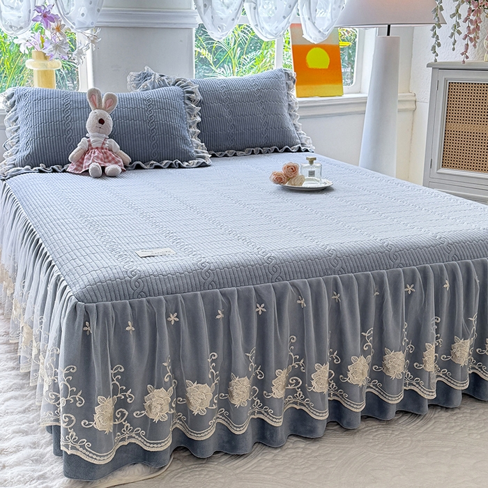 91家纺网 家纺一手货源 找家纺 美达家纺 2025新款牛奶绒纯色夹棉床裙 牛奶绒夹棉床裙-雾蓝