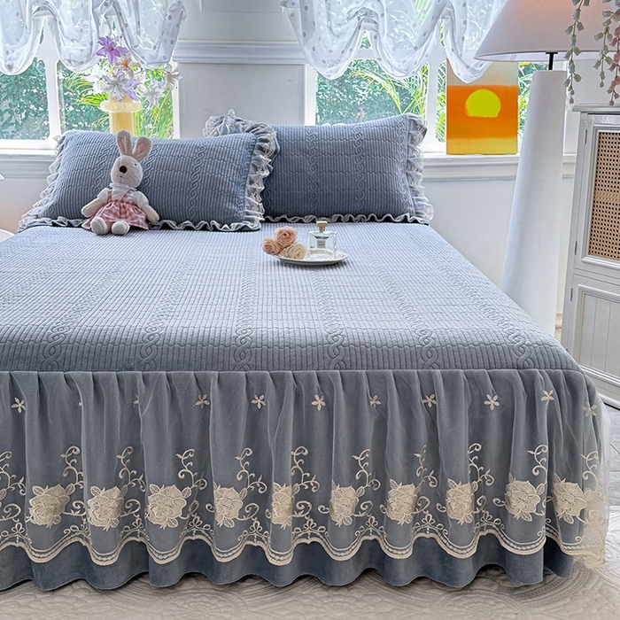 91家纺网 家纺一手货源 找家纺 美达家纺 2025新款牛奶绒纯色夹棉床裙 牛奶绒夹棉床裙-雾蓝