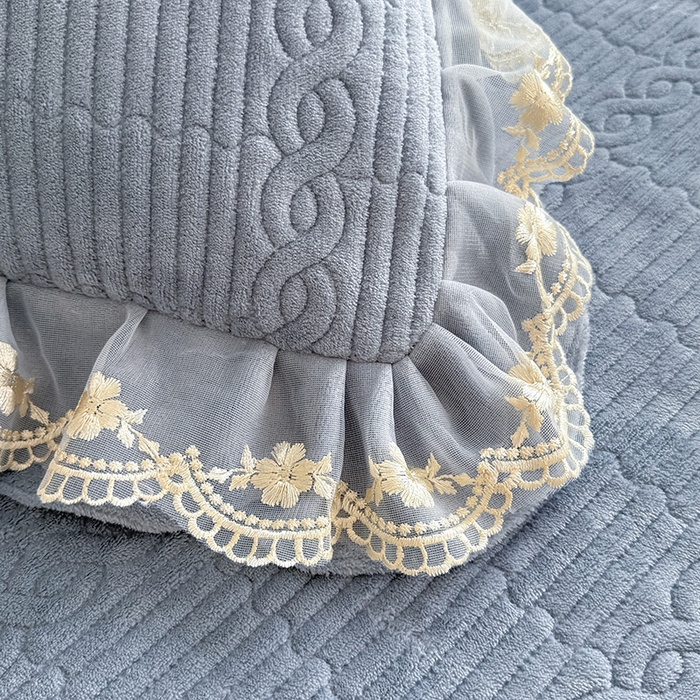 91家纺网 家纺一手货源 找家纺 美达家纺 2025新款牛奶绒纯色夹棉床裙 牛奶绒夹棉床裙-雾蓝