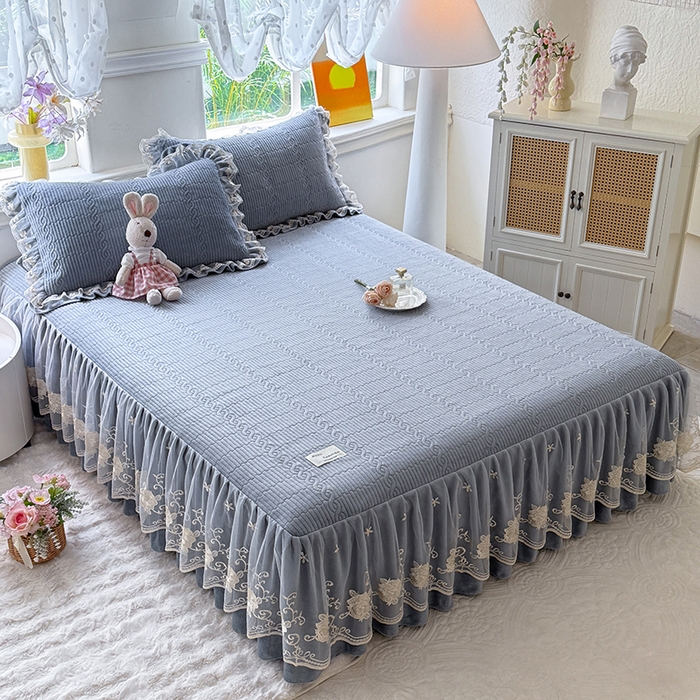 91家纺网 家纺一手货源 找家纺 美达家纺 2025新款牛奶绒纯色夹棉床裙 牛奶绒夹棉床裙-雾蓝